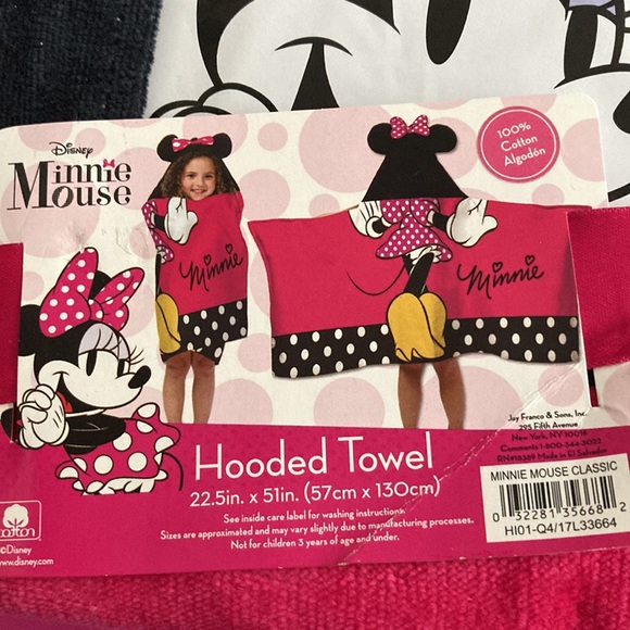 Minnie Mouse Hooded Towel. NWT - Picture 4 of 5